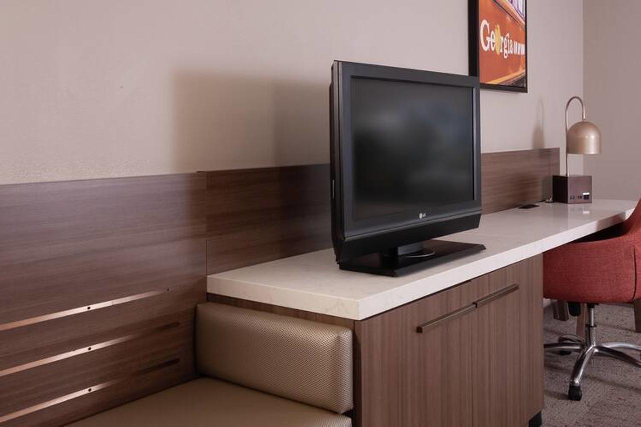 Hilton Garden Airport/millenium Center 3*