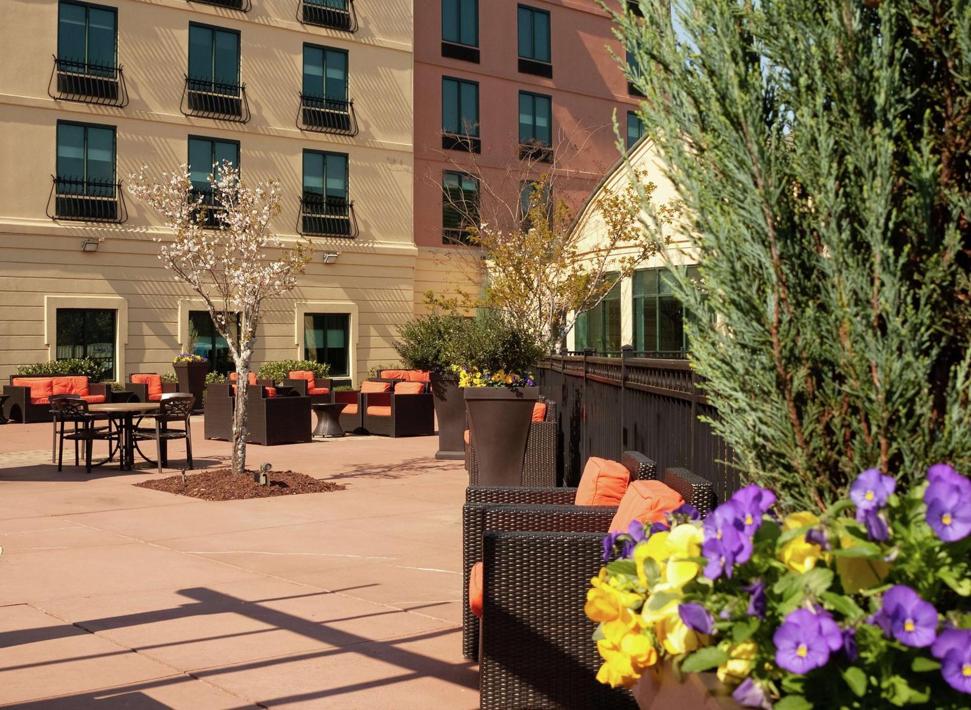 Hotel Hilton Garden Airport/millenium Center 3*