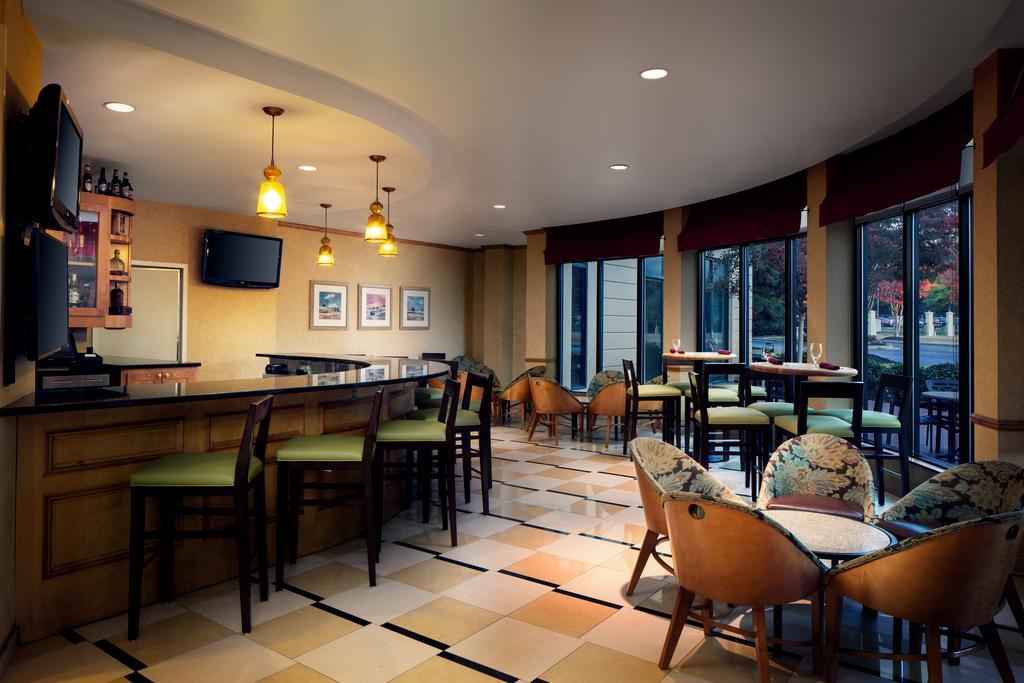 Hilton Garden Airport/millenium Center 3*