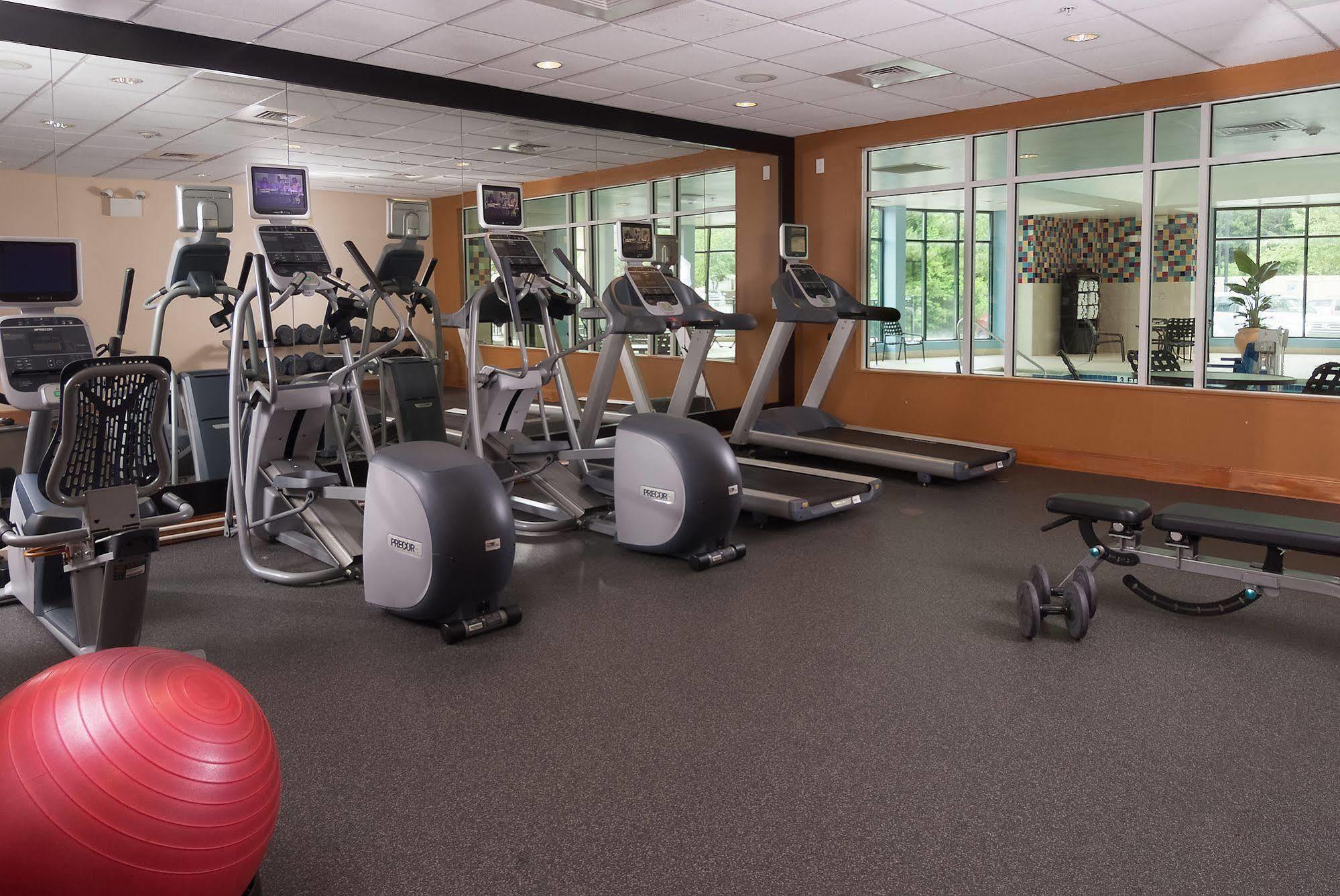 Hilton Garden Airport/millenium Center 3*