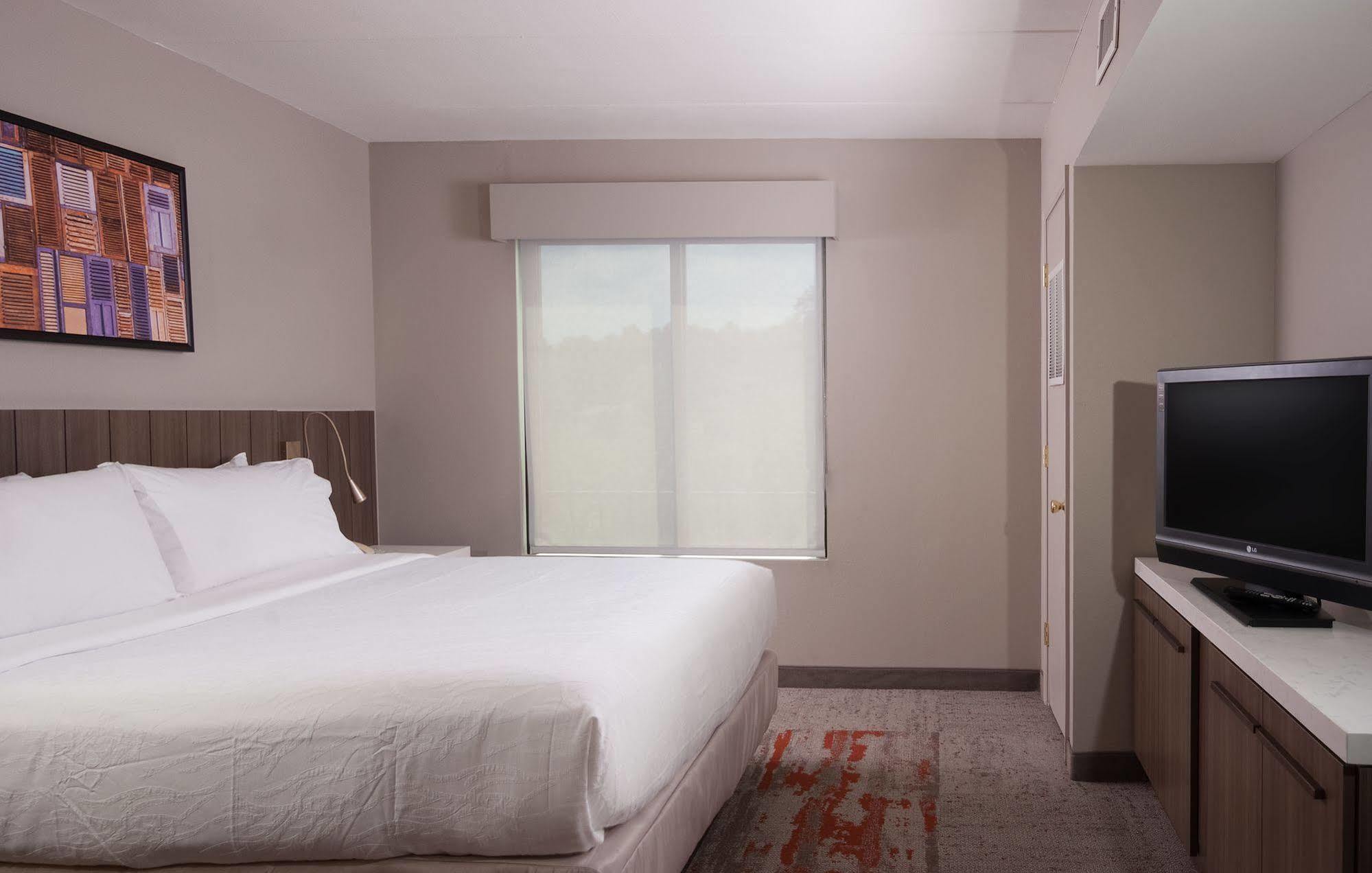 Hilton Garden Airport/millenium Center Hotel 3*